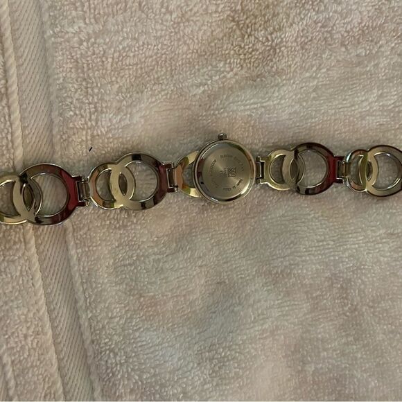 NY&Co Ladies watch in silver. Great condition. - Picture 3 of 5